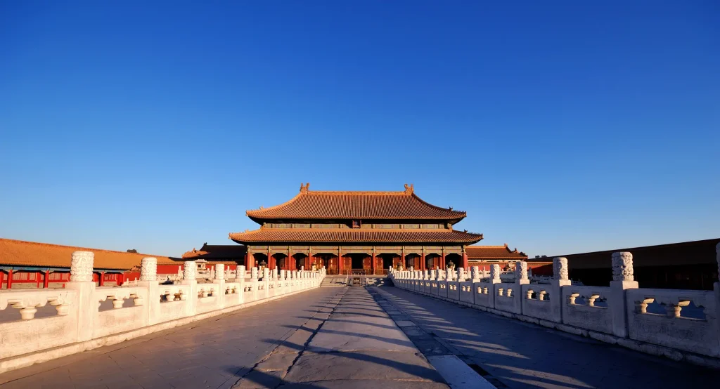 enchanting-forbidden-city-beijing-early-morning-sunlight