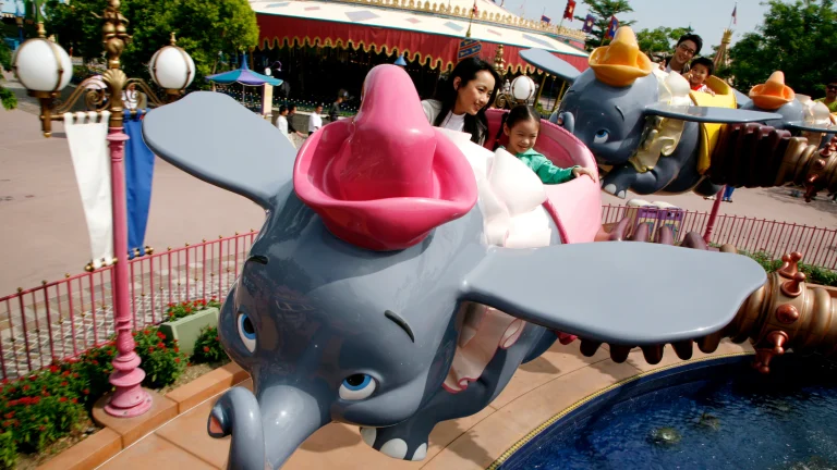 hkdl-att-dumbo-the-flying-elephant-hero-00
