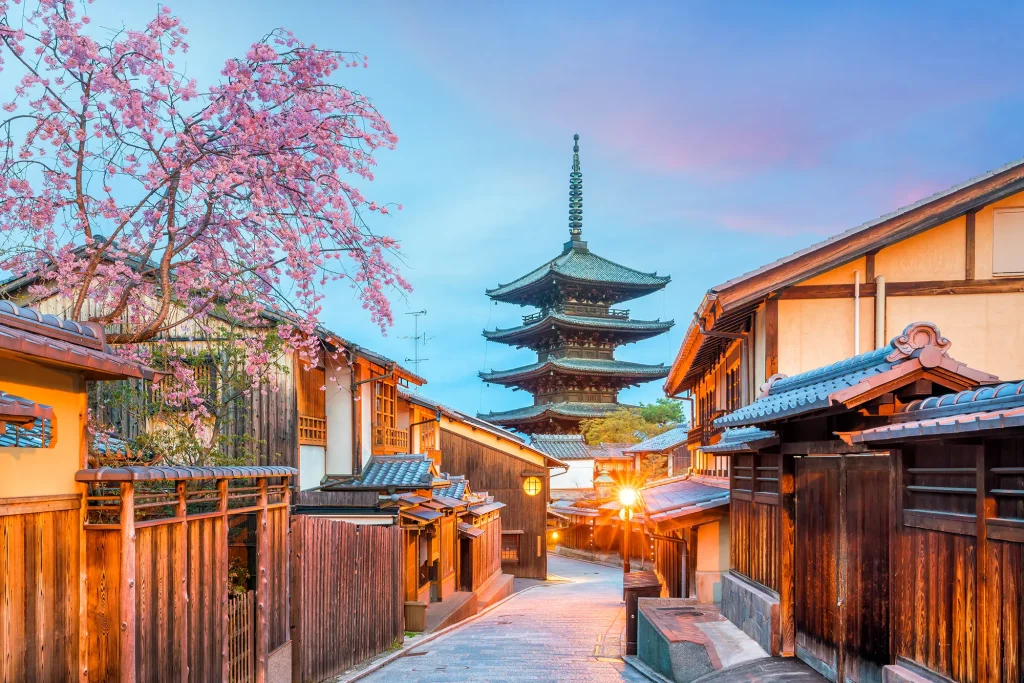 old-town-kyoto-sakura-season-japan